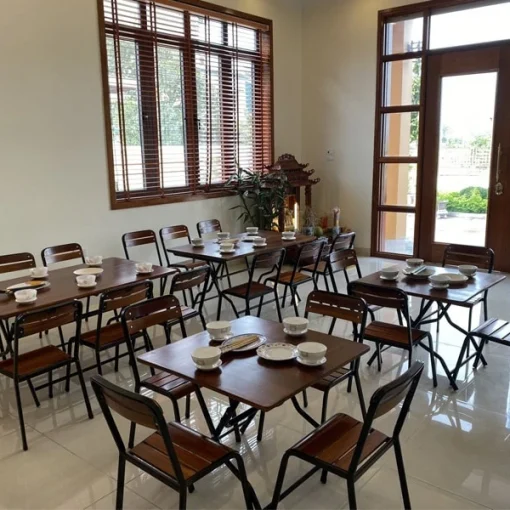 Bộ bàn ghế Fansipan quán ăn mini 02 (1 bàn 4 ghế) – Các bàn vuông và ghế quán ăn mini được bố trí thành nhiều nhóm trong phòng