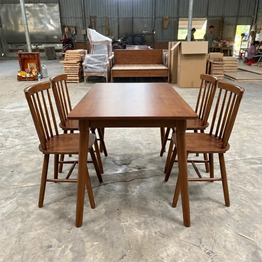 Góc đầu bàn Pinstol QN07 với chân bàn thon và ghế lưng nan
