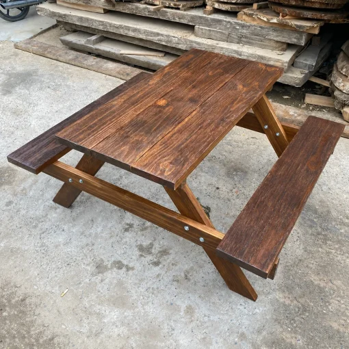 Bộ QN06 màu nâu nhìn từ góc cao với bàn chữ nhật và hai ghế băng