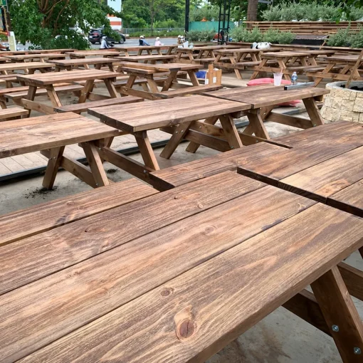 Mặt bàn vân gỗ và các dãy bàn ghế băng