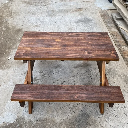Mặt bàn và ghế băng QN06 màu nâu nhìn từ cạnh dài