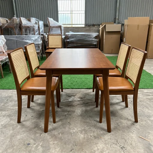 Bàn chữ nhật và bốn ghế Mila QN04 nhìn theo cạnh ngắn của bàn