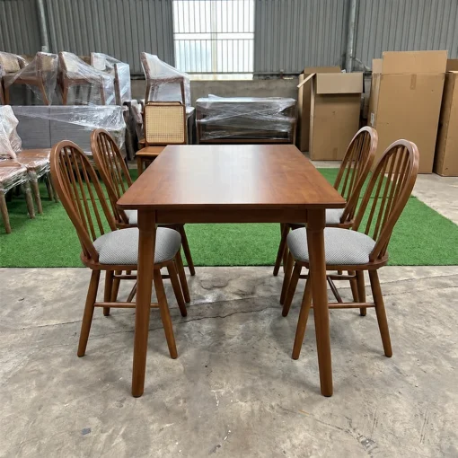 Bộ bàn ghế nhà hàng Windsor gỗ cao su QN08 | Xcom.vn Bộ QN08 với bàn chữ nhật nâu và bốn ghế Windsor nệm xám nhìn từ đầu bàn