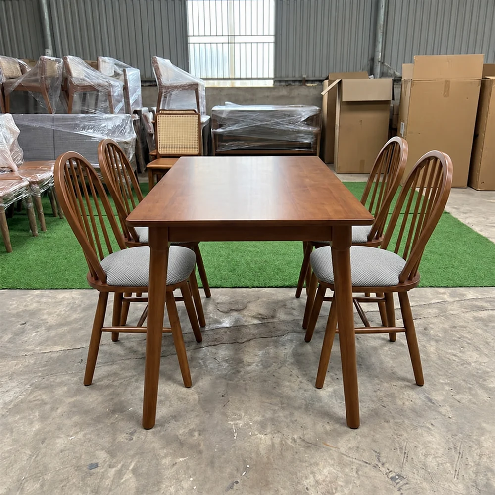 Bộ bàn ghế nhà hàng Windsor gỗ cao su QN08 | Xcom.vn Bộ QN08 với bàn chữ nhật nâu và bốn ghế Windsor nệm xám nhìn từ đầu bàn