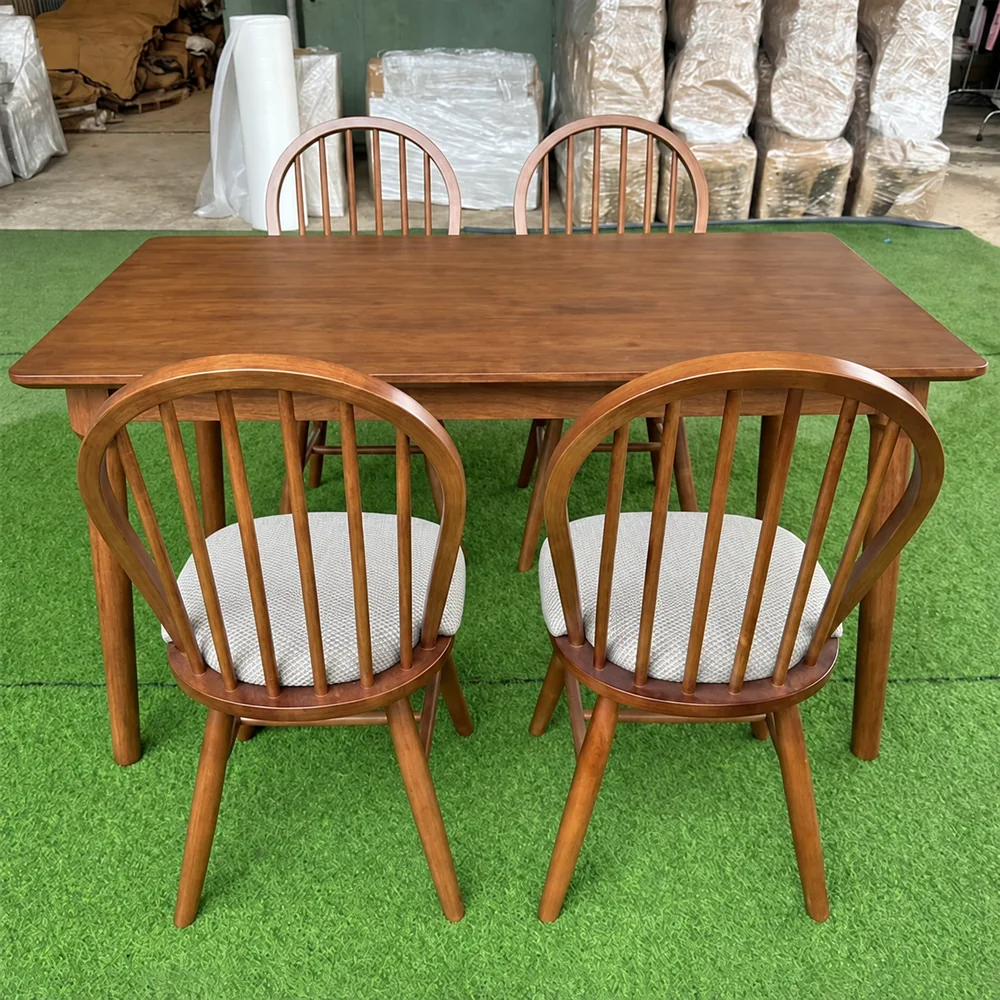 Bộ bàn ghế nhà hàng Windsor gỗ cao su QN08 | Xcom.vn Tựa vòm nan đứng và nệm ngồi xám của ghế Windsor trong bộ QN08