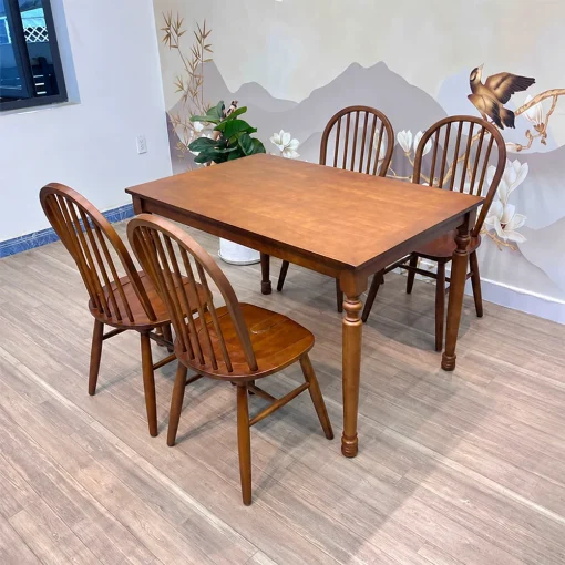 Bộ bàn ghế nhà hàng Windsor QN02 gỗ cao su | Xcom.vn Bộ bàn ghế nhà hàng Windsor QN02 màu nâu với bàn chữ nhật và bốn ghế tựa nan đứng