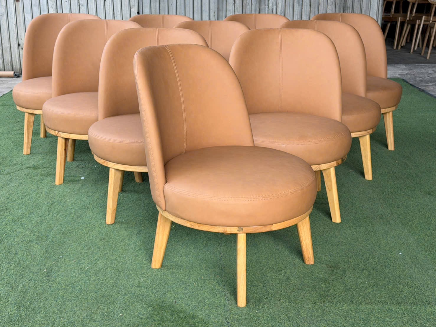 Sofa Velvet khung gỗ bọc simili màu nâu | Xcom.vn Bộ Sofa Velvet khung gỗ bọc simili trong ảnh thực tế