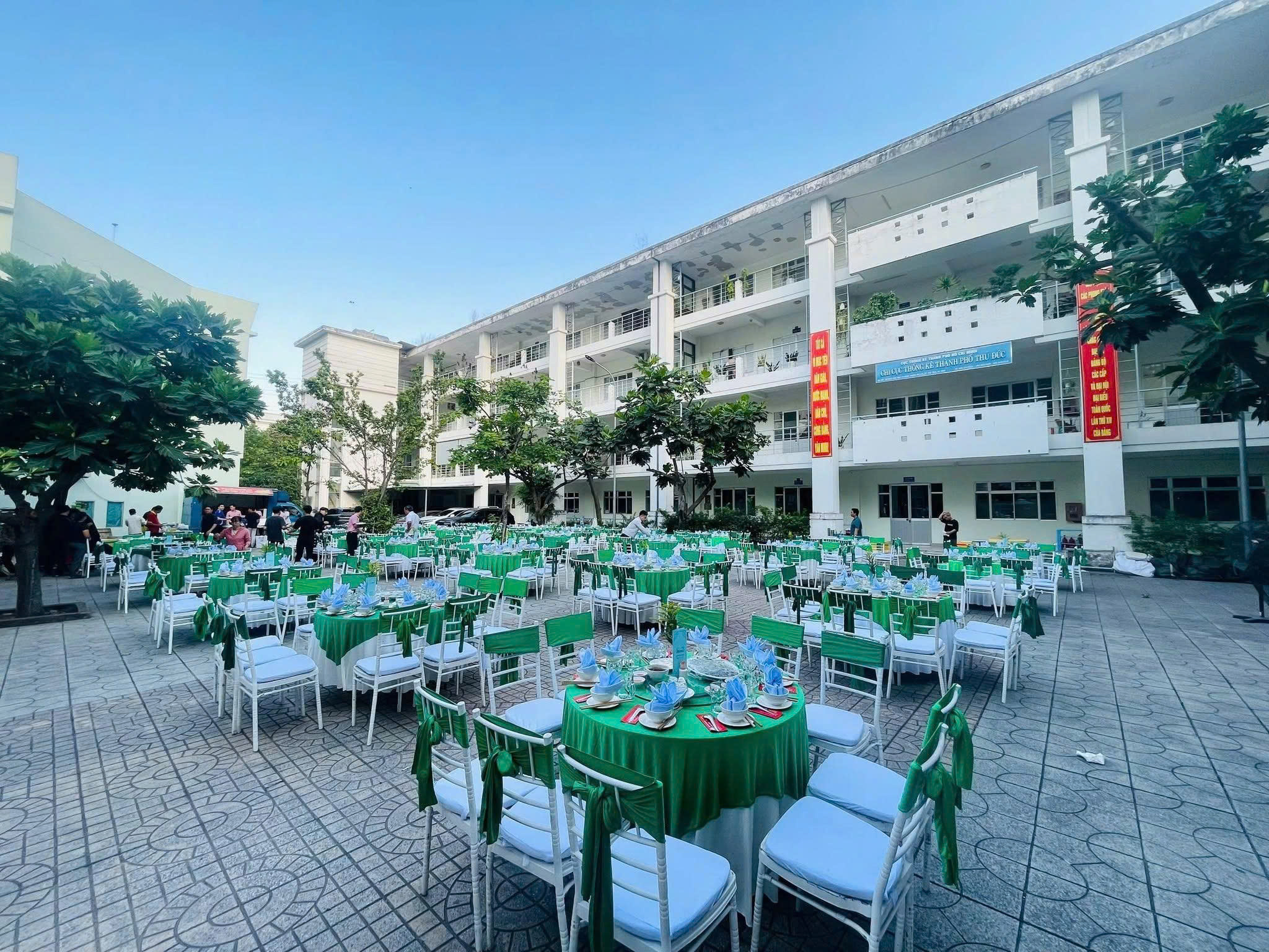 Dấu ấn bàn ghế Xcom tại các nhà hàng và không gian tiệc cưới trên toàn quốc | Xcom.vn Ghế Tiffany trắng quanh các bàn tiệc ngoài trời của FoodhomeS