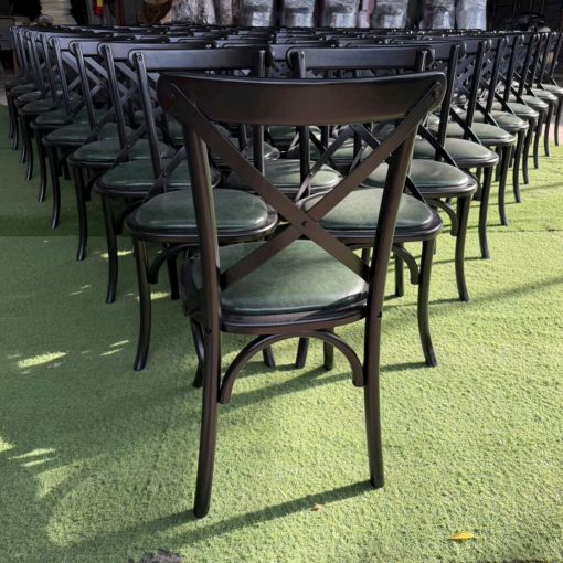 Mặt sau Ghế Bistro X sơn đen với tựa gỗ chữ X và nệm simili xanh