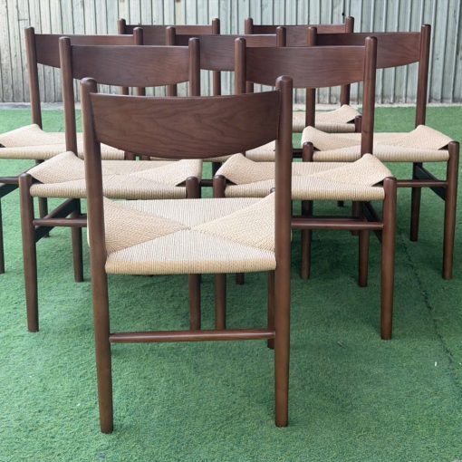 Dãy ghế CH-36 nhìn chính diện với tựa lưng ngang và mặt cói