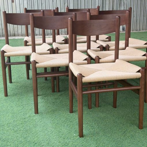 Ghế CH-36 nhìn nghiêng thấy mặt đan dây cói và thanh giằng