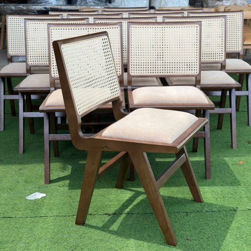 Ghế Charly gỗ Ash tựa đan mây nhựa bọc vải bố | Xcom.vn Ghế Charly nhìn từ bên cạnh với chân và thanh giằng gỗ Ash