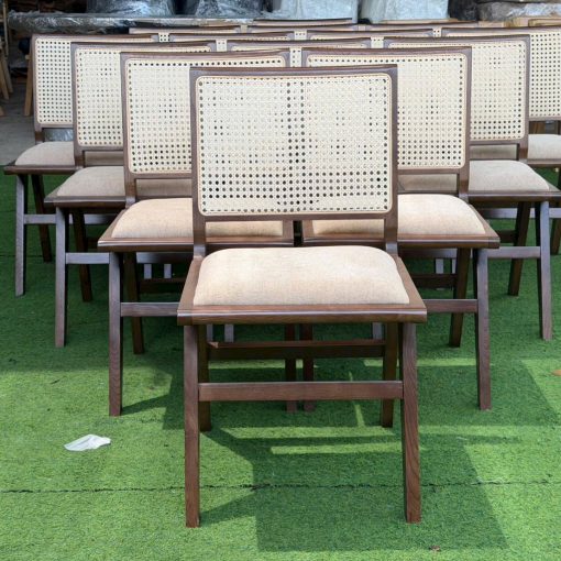 Ghế Charly gỗ Ash tựa đan mây nhựa bọc vải bố | Xcom.vn Mặt trước ghế Charly với tựa đan mây nhựa và nệm vải bố màu kem