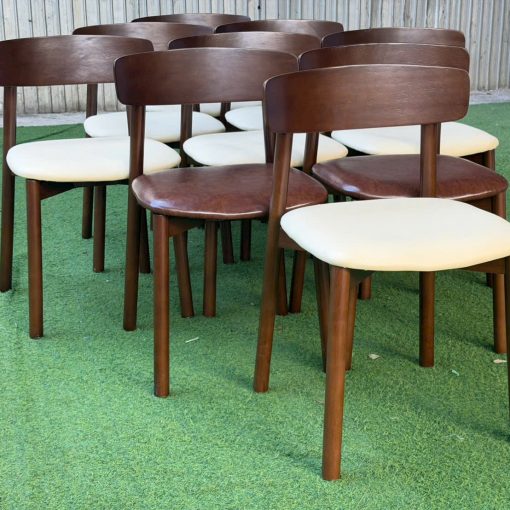 Dãy ghế Cross gỗ Ash nệm simili kem và nâu nhìn nghiêng từ phía trước