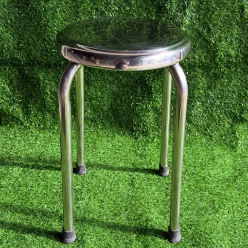Ghế đôn inox 304 dày 6 dem cao 47cm | Xcom.vn Ghế đôn inox 304 cao 47cm nhìn nghiêng trên nền cỏ xanh