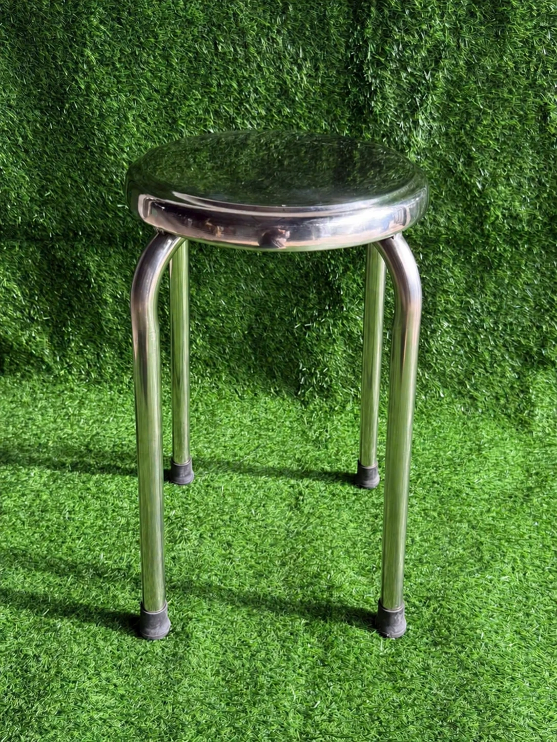 Ghế đôn inox 304 dày 6 dem cao 47cm | Xcom.vn Ghế đôn inox 304 cao 47cm nhìn nghiêng trên nền cỏ xanh