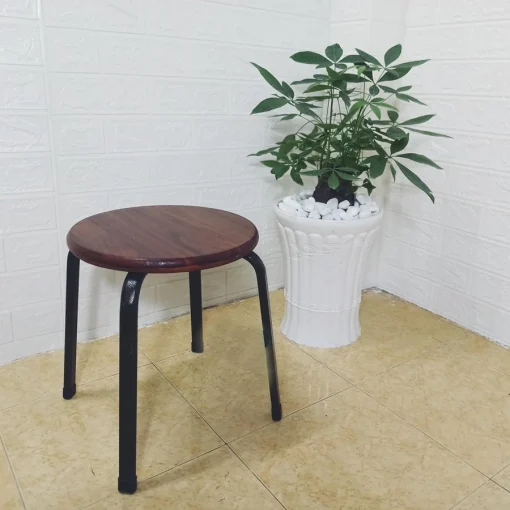 Ghế Fansipan đôn mini – Ghế đôn mặt gỗ tròn chân kim loại trong bối cảnh có chậu cây