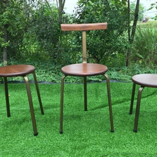 Ghế Fansipan đôn mini – Hai ghế đôn thấp đặt hai bên một mẫu ghế cao có tựa; ảnh dùng để đối chiếu dáng đôn thấp
