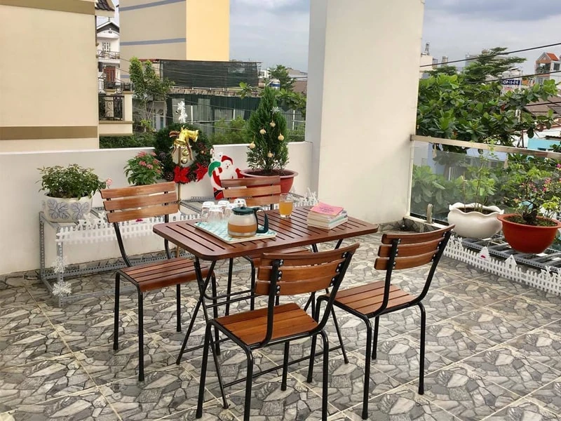 Ghế Fansipan Kite 01 | Xcom.vn Ghế Fansipan Kite 01 – Ghế Kite 01 tựa nan gỗ quanh bàn ở khu ngồi ngoài trời