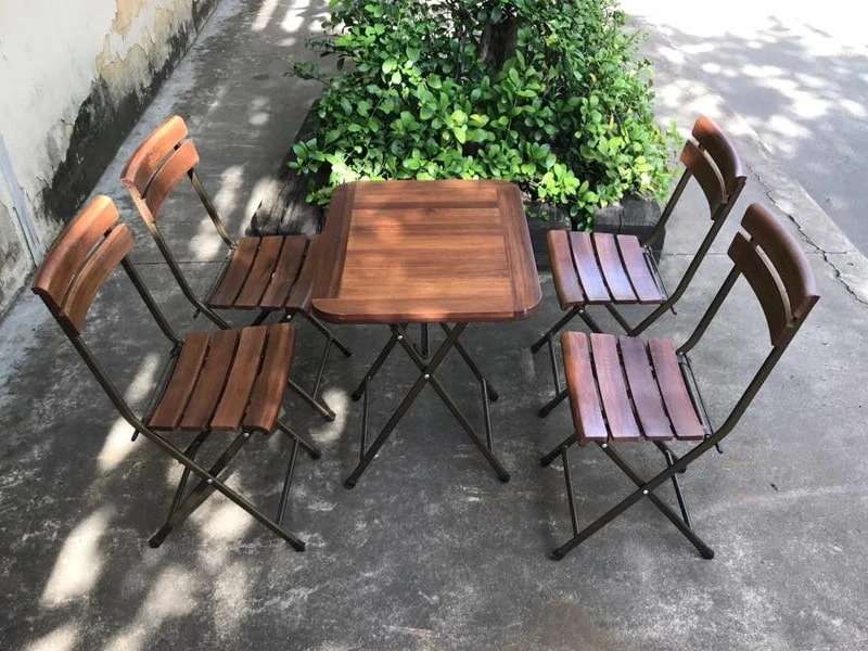 Ghế Fansipan Patio mini | Xcom.vn Ghế Fansipan Patio mini – Góc nhìn từ trên xuống một bàn thấp và bốn ghế Patio mini, thể hiện mặt bàn và các nan ghế