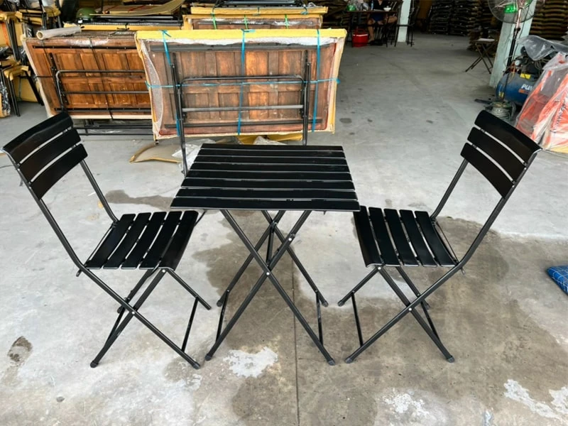 Ghế Fansipan Patio sắt mini | Xcom.vn Ghế Fansipan Patio sắt mini – Ghế Patio sắt mini và bàn nan sắt màu đen trong phối cảnh