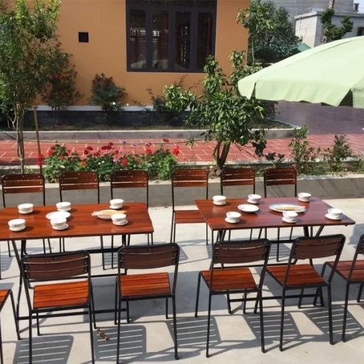 Ghế Fansipan quán ăn cao – Bố trí nhiều bàn chữ nhật với ghế quán ăn cao; ảnh cho thấy lưng và mặt ngồi của các ghế