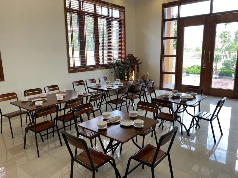 Ghế Fansipan quán ăn mini | Xcom.vn Ghế Fansipan quán ăn mini – Bàn ghế quán ăn bố trí thành nhiều nhóm trong phòng