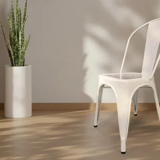 Ghế Fansipan Tolix – Ghế Tolix màu sáng trong góc nội thất với cây và ánh sáng cửa sổ