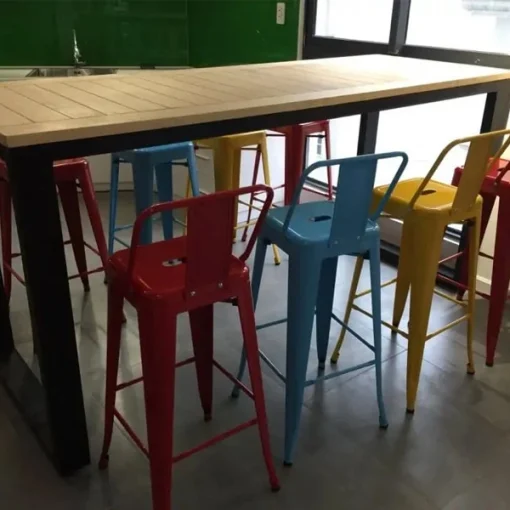 Ghế Fansipan Tolix Bar có tựa – Nhiều ghế Tolix Bar có tựa phối cùng một bàn cao; bàn chỉ là món phối cảnh