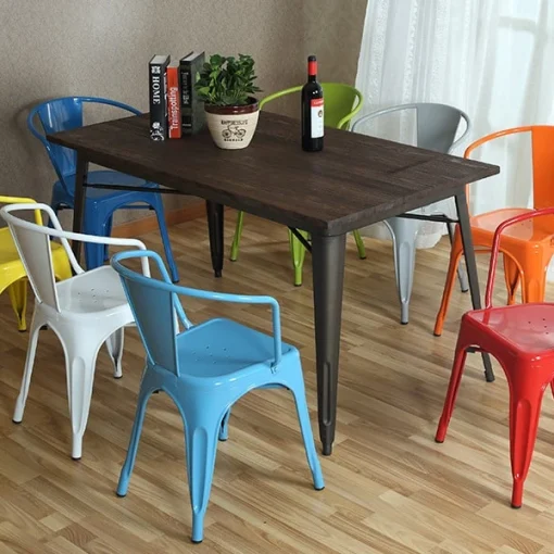 Ghế Fansipan Tolix có tay – Nhiều ghế Tolix có tay với các màu khác nhau phối quanh bàn chữ nhật; bàn là món phối cảnh