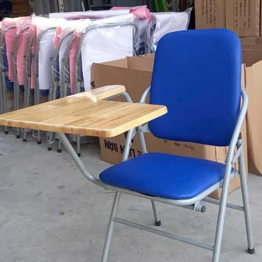 Ghế học sinh liền bàn MDF hoặc gỗ cao su | Xcom.vn Ghế học sinh liền bàn nệm xanh, khung xám và bàn viết tông gỗ sáng nhìn từ phía trước