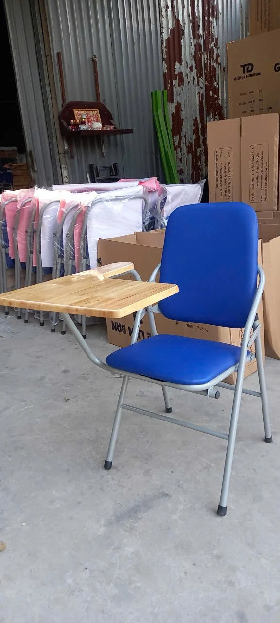 Ghế học sinh liền bàn MDF hoặc gỗ cao su | Xcom.vn Ghế học sinh liền bàn nệm xanh, khung xám và bàn viết tông gỗ sáng nhìn từ phía trước