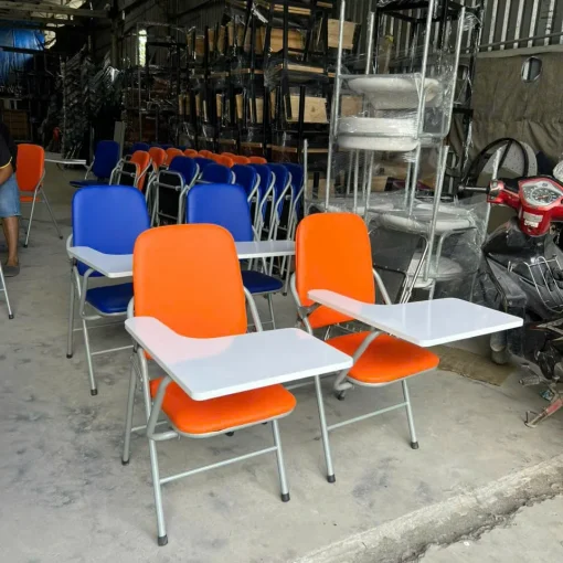 Ghế học sinh liền bàn MDF hoặc gỗ cao su | Xcom.vn Ghế học sinh liền bàn nệm cam với mặt bàn sáng màu trong ảnh thực tế