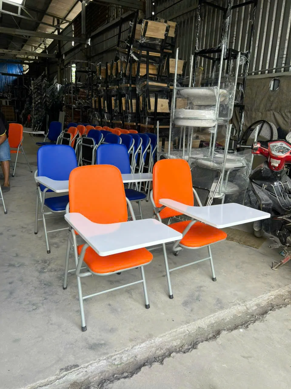 Ghế học sinh liền bàn MDF hoặc gỗ cao su | Xcom.vn Ghế học sinh liền bàn nệm cam với mặt bàn sáng màu trong ảnh thực tế