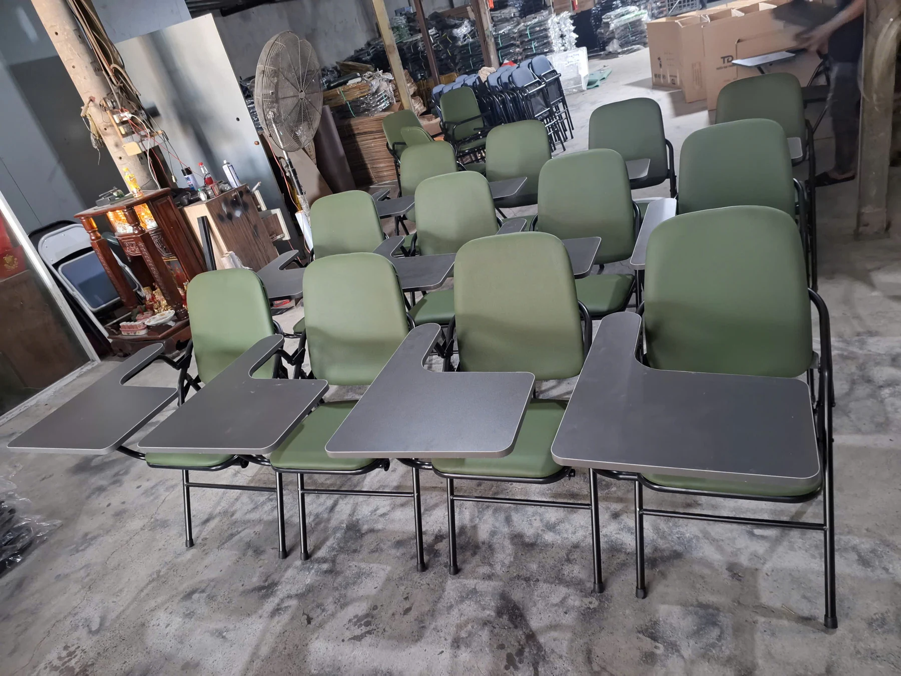 Ghế học sinh liền bàn MDF hoặc gỗ cao su | Xcom.vn Dãy ghế học sinh liền bàn nệm xanh rêu, khung đen và mặt bàn tối màu