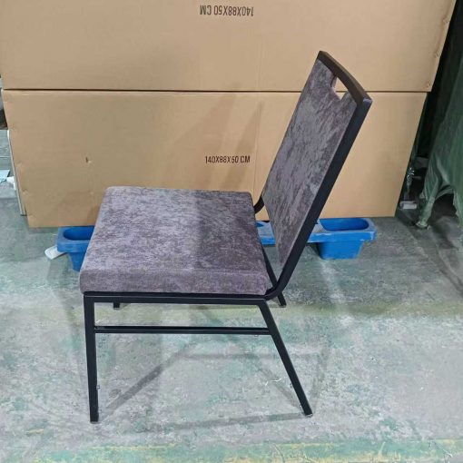 Mặt bên ghế hội nghị với nệm vải nhung xám và thanh giằng chân
