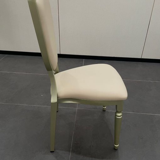 Ghế Louis nhìn từ bên cạnh với nệm ngồi và lưng tựa