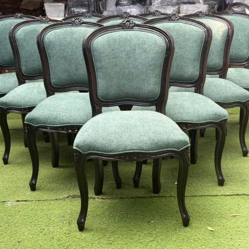Ghế Louis XVI bọc vải xanh đặt thành dãy nhìn chính diện