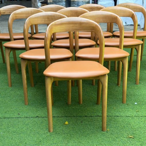Dãy ghế Neva gỗ sồi nệm simili nâu chụp từ phía lưng ghế