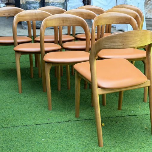 Ghế Neva gỗ sồi nệm simili nâu nhìn từ góc nghiêng trong dãy ghế