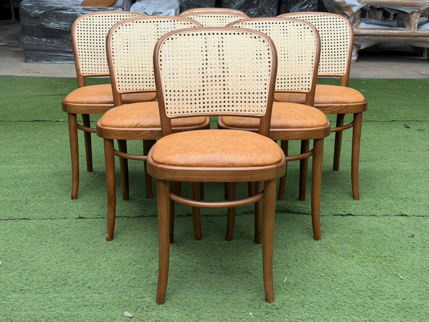 Ghế Thonet 811 gỗ Ash tựa mây nệm simili | Xcom.vn Ghế Thonet 811 gỗ Ash tựa mây nhìn chính diện
