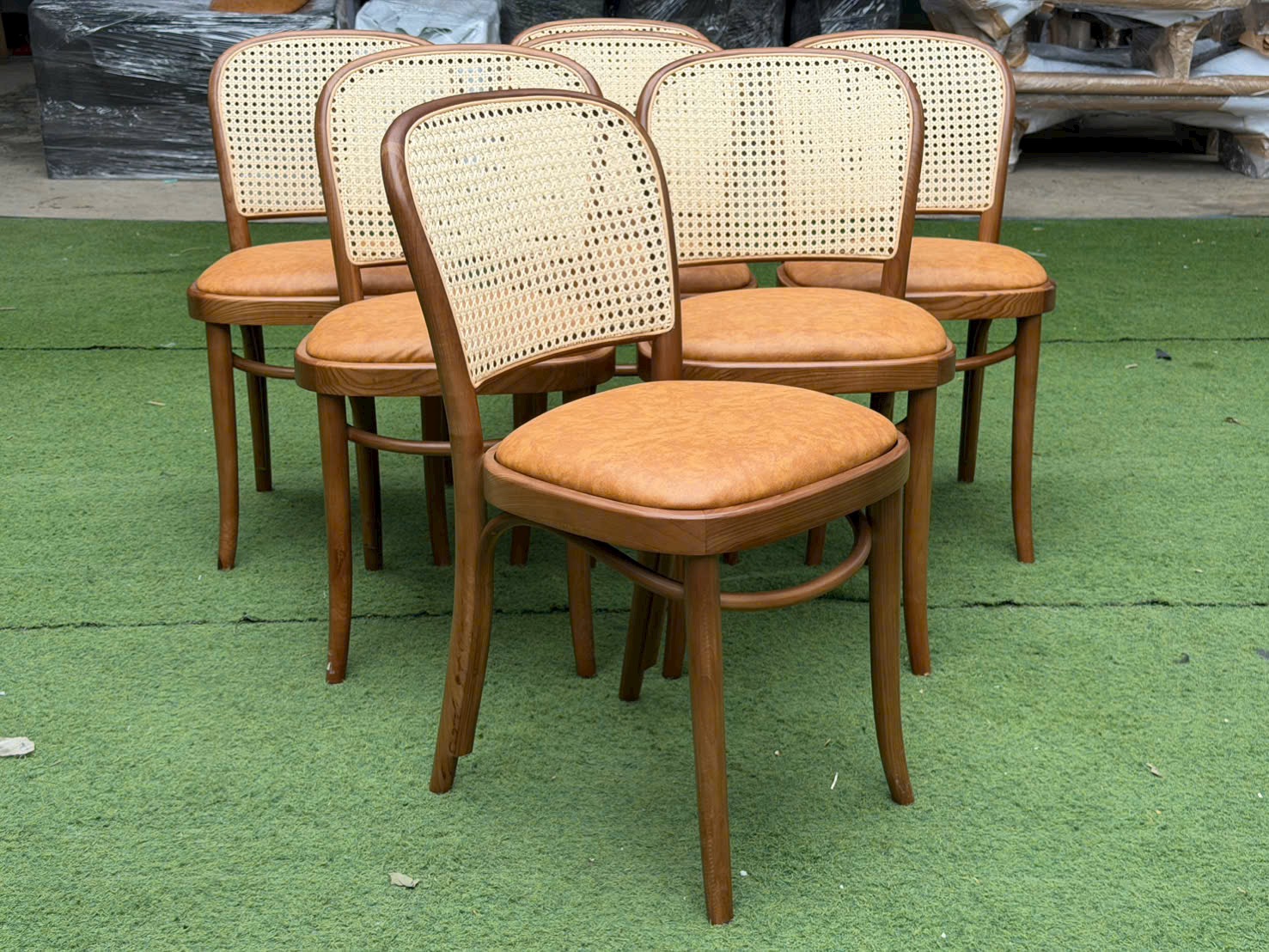 Ghế Thonet 811 gỗ Ash tựa mây nệm simili | Xcom.vn Khung gỗ Ash sơn PU của Ghế Thonet 811 nhìn góc nghiêng