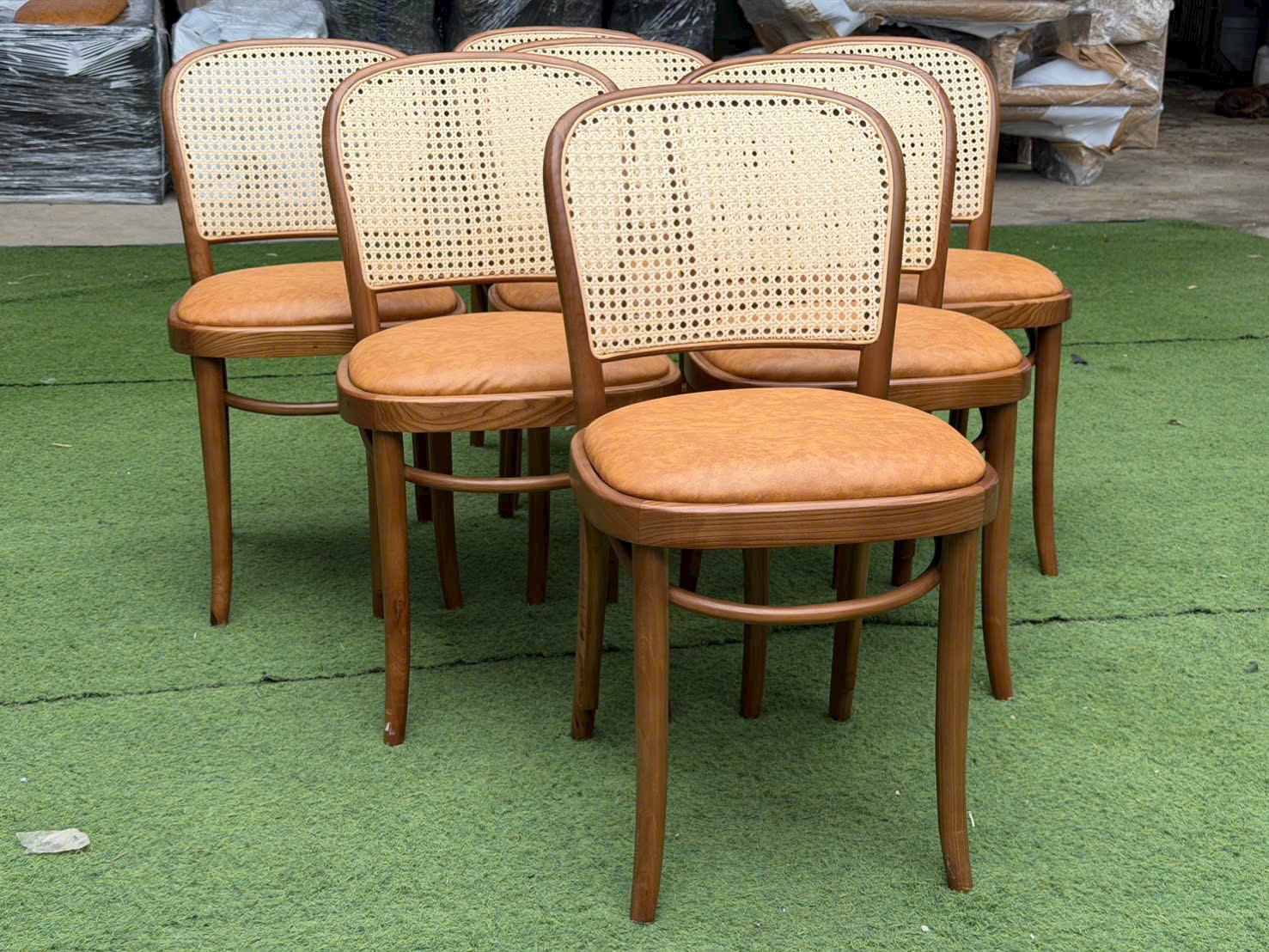 Ghế Thonet 811 gỗ Ash tựa mây nệm simili | Xcom.vn Nệm simili nâu vàng trên Ghế Thonet 811 gỗ tần bì