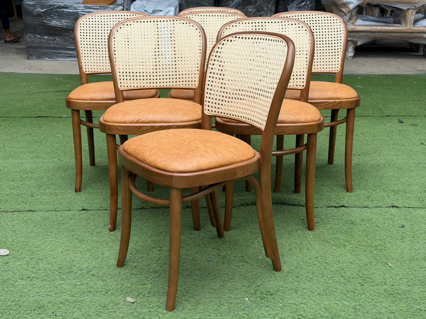 Ghế Thonet 811 gỗ Ash tựa mây nệm simili | Xcom.vn Tựa đan mây của Ghế Thonet 811 nhìn từ phía sau
