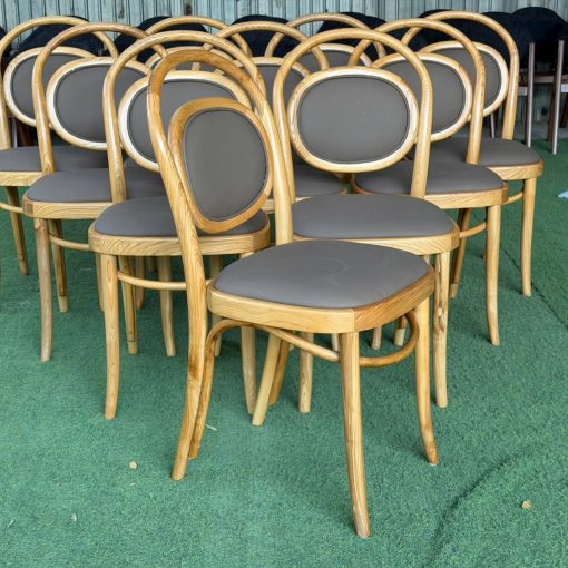 Ghế Thonet bọc simili tựa oval | Xcom.vn Ghế Thonet bọc simili tựa oval nhìn góc nghiêng phía trước