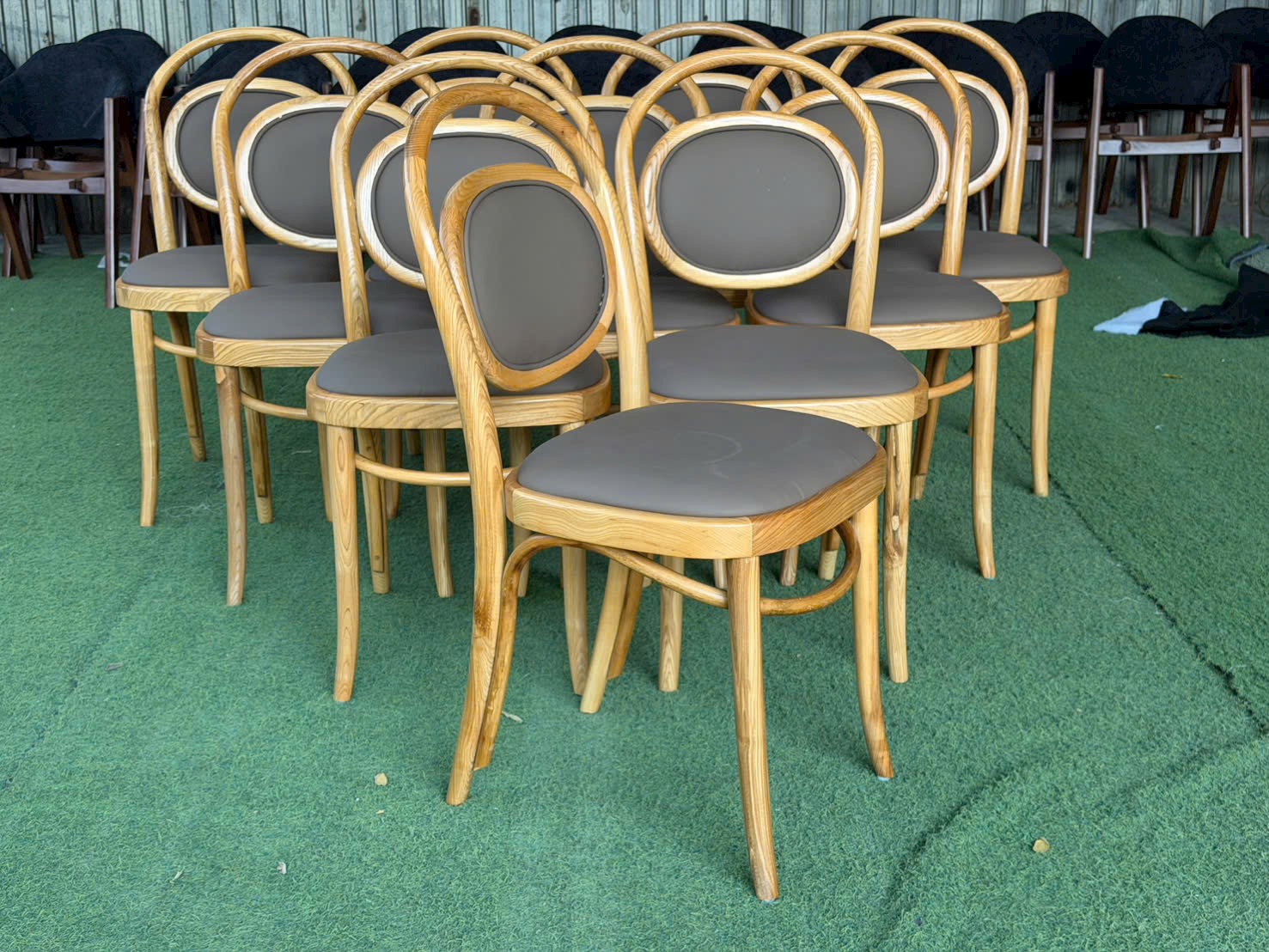 Ghế Thonet bọc simili tựa oval | Xcom.vn Ghế Thonet bọc simili tựa oval nhìn góc nghiêng phía trước