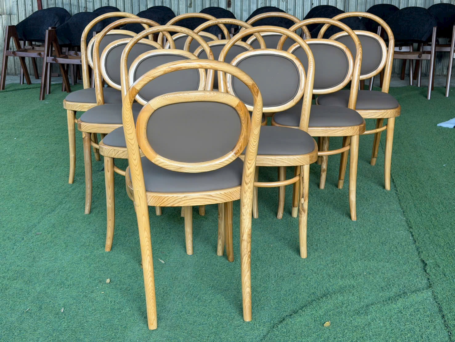 Ghế Thonet bọc simili tựa oval | Xcom.vn Các Ghế Thonet bọc simili xám trong khu trưng bày