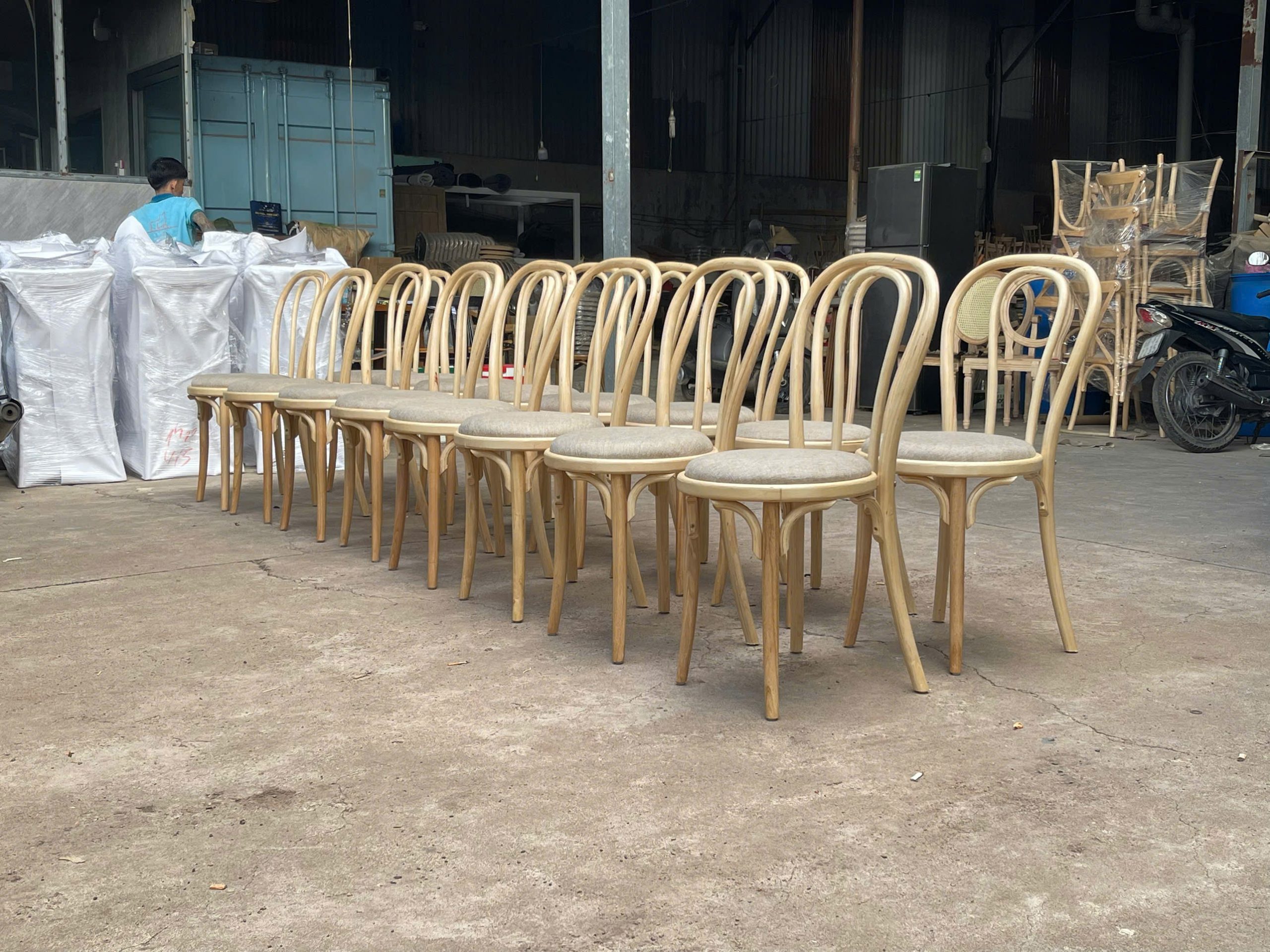 Ghế Thonet gỗ gia tiên mặt nệm vải bố | Xcom.vn Dãy Ghế Thonet gỗ nệm vải bố dùng cho lễ gia tiên