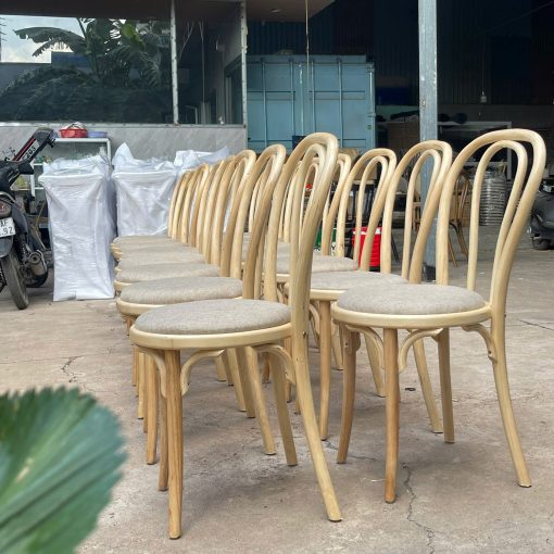 Ghế Thonet gỗ gia tiên xếp tại khu vực sản xuất