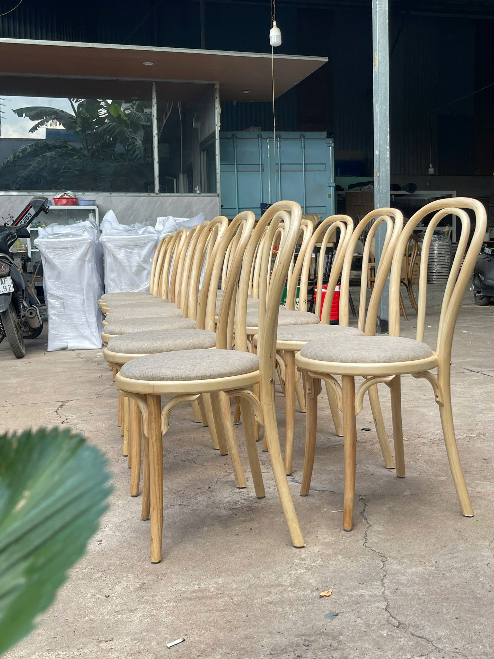 Ghế Thonet gỗ gia tiên mặt nệm vải bố | Xcom.vn Ghế Thonet gỗ gia tiên xếp tại khu vực sản xuất